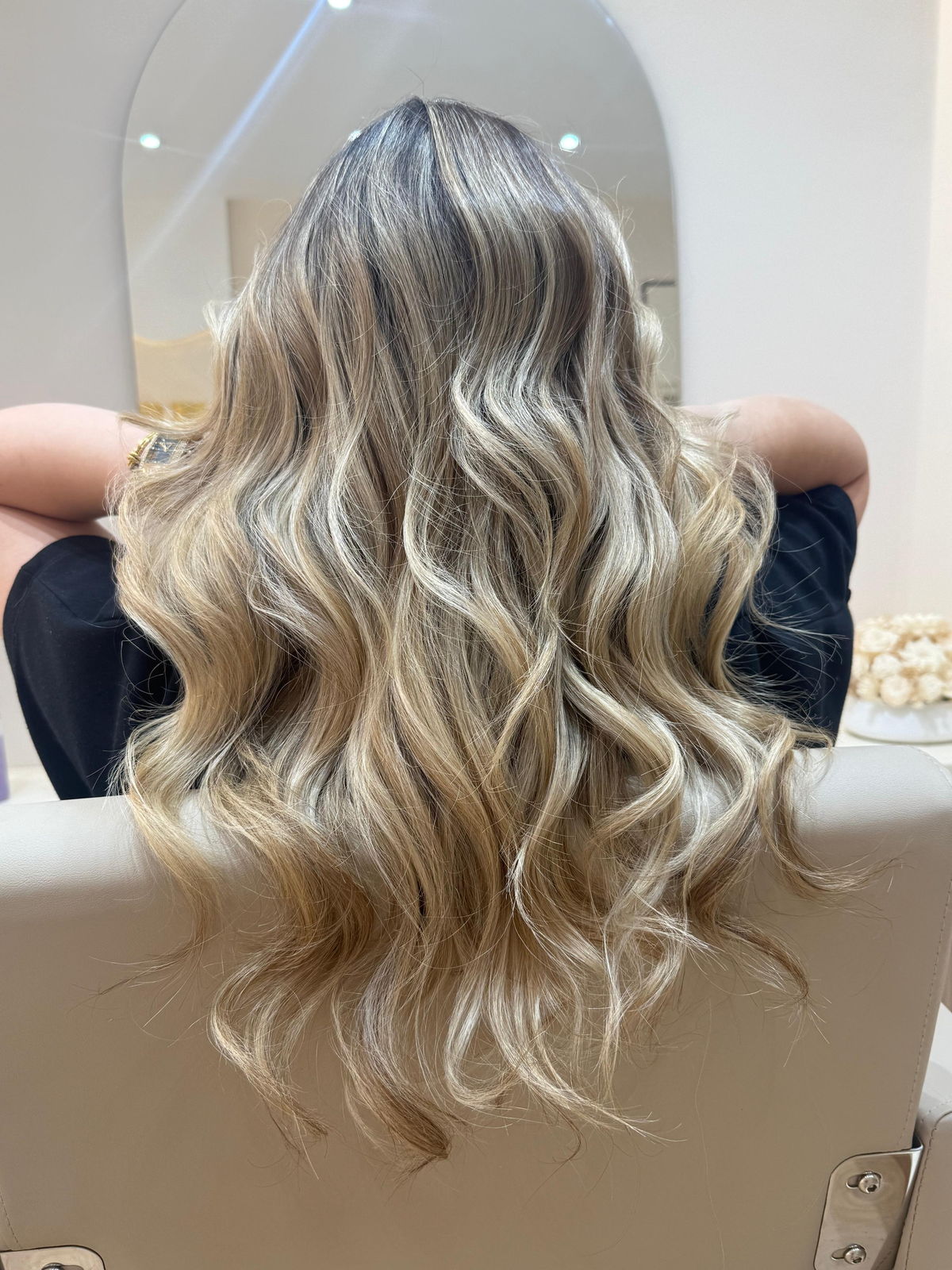 Balayage bionde me kalime natyrale drite mbi flokë të gjata me onde
