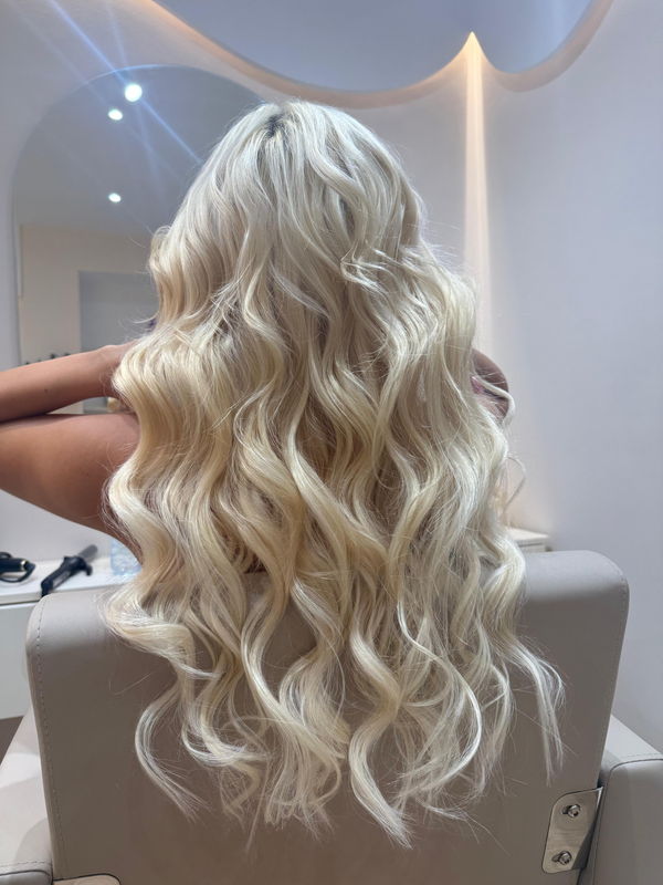 Flokë platin me onde vëllimore pas stilimit në Hair Studio Linda Ramaj, Tiranë