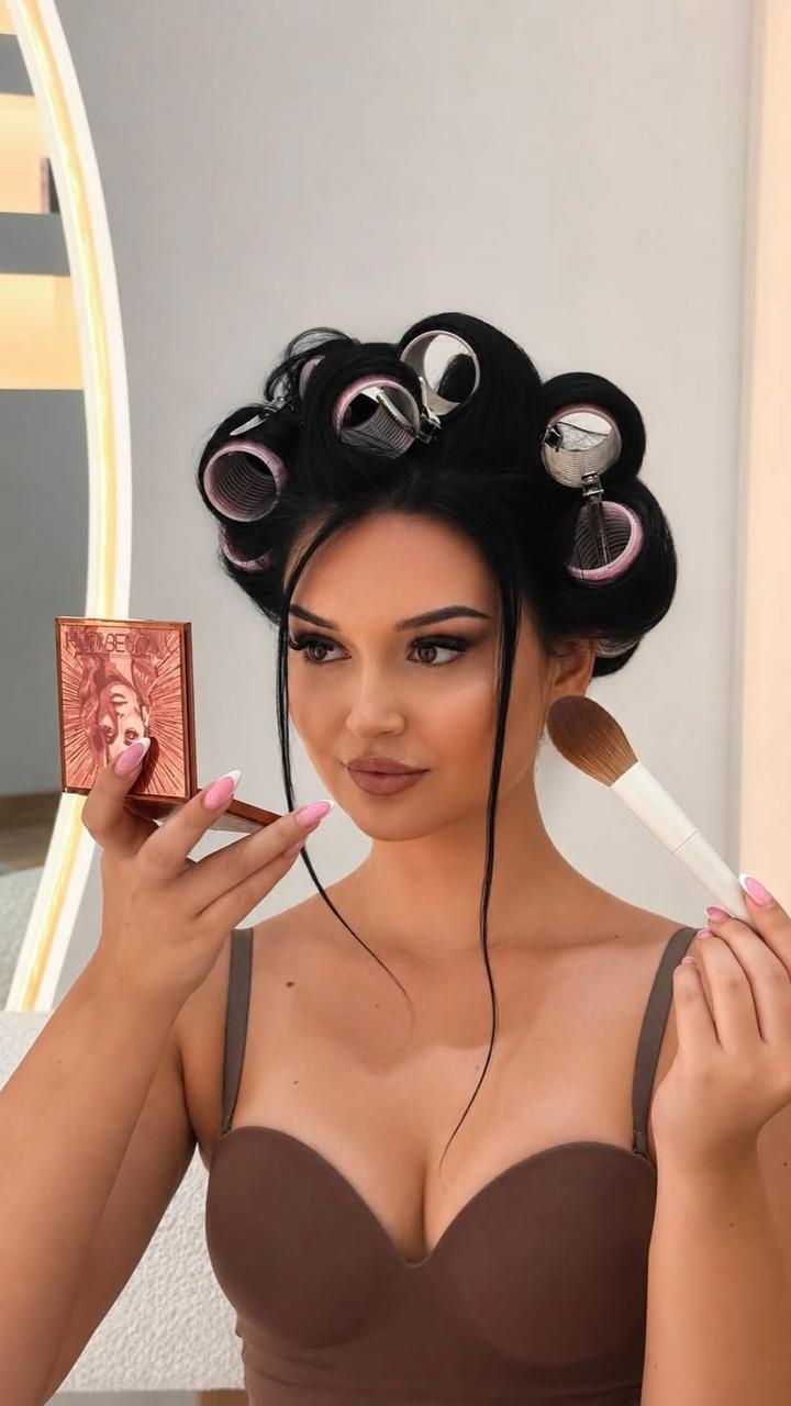 Përgatitje me bigudi dhe make-up profesional para një eventi në studio