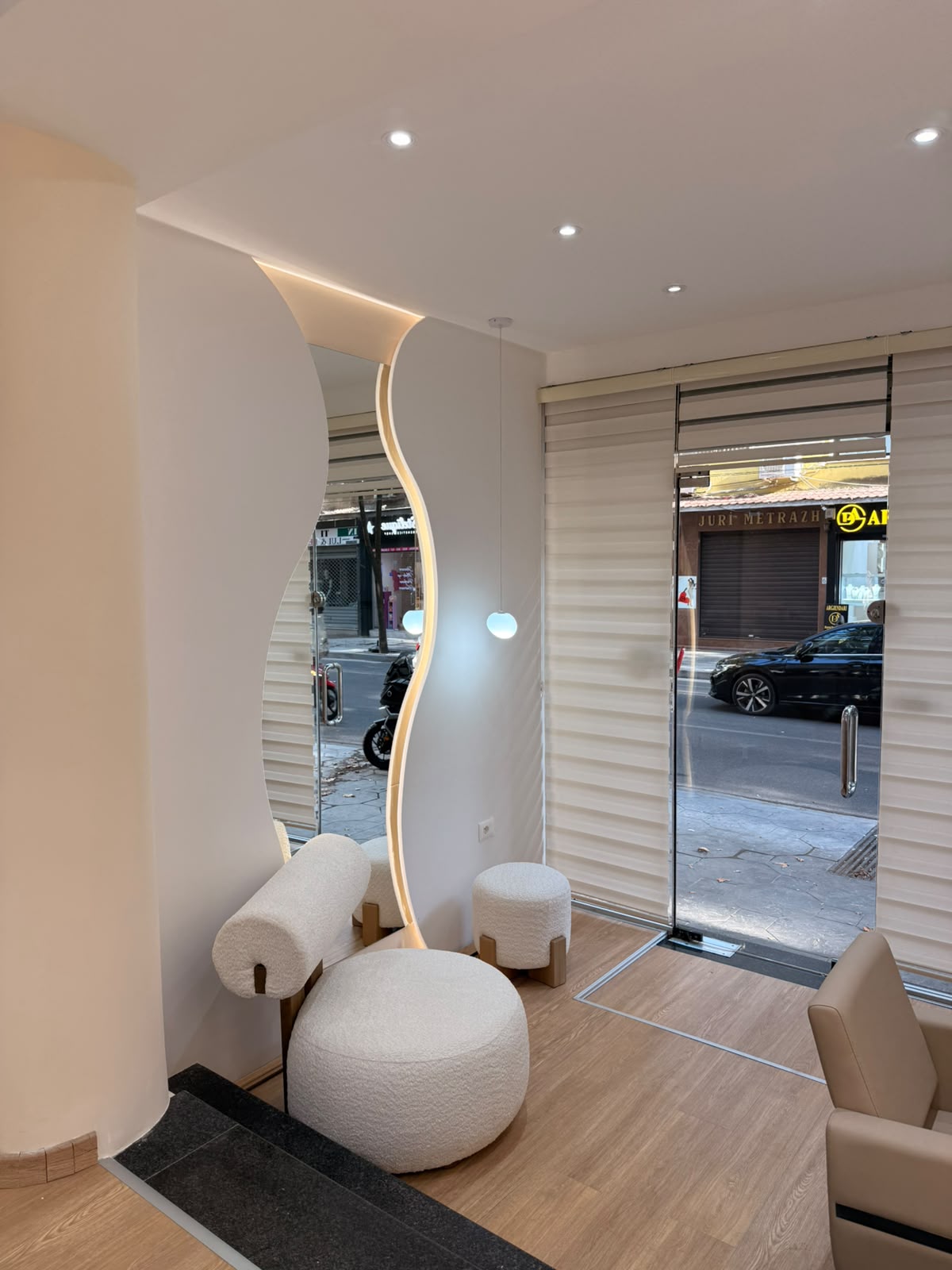 Ambienti i Hair Studio Linda Ramaj — hyrja me pasqyrë të ndriçuar dhe zonë pritjeje